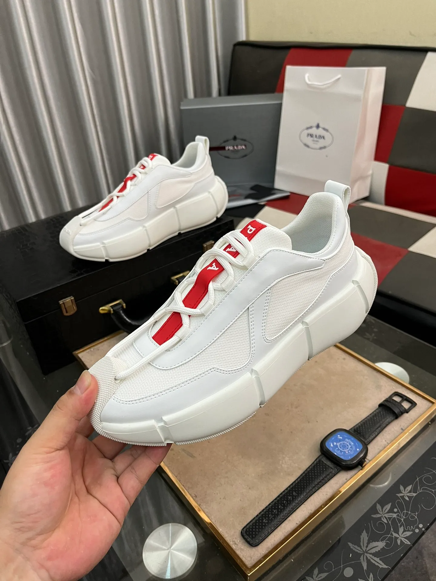 Men's shoes 💰540⌚️⌚️ PRADA/Prada men's lace-up casual sports shoes, the upper is made of cowhide leather and breathable mesh. It is soft, comfortable and breathable. The tongue is decorated with the PRADA brand letter logo. The thick rubber sole echoes the red label tongue. The style is fashionable and elegant. The details are carefully crafted. A super fashionable casual sports shoe with excellent breathability!  Size: 38-443️⃣Colors available